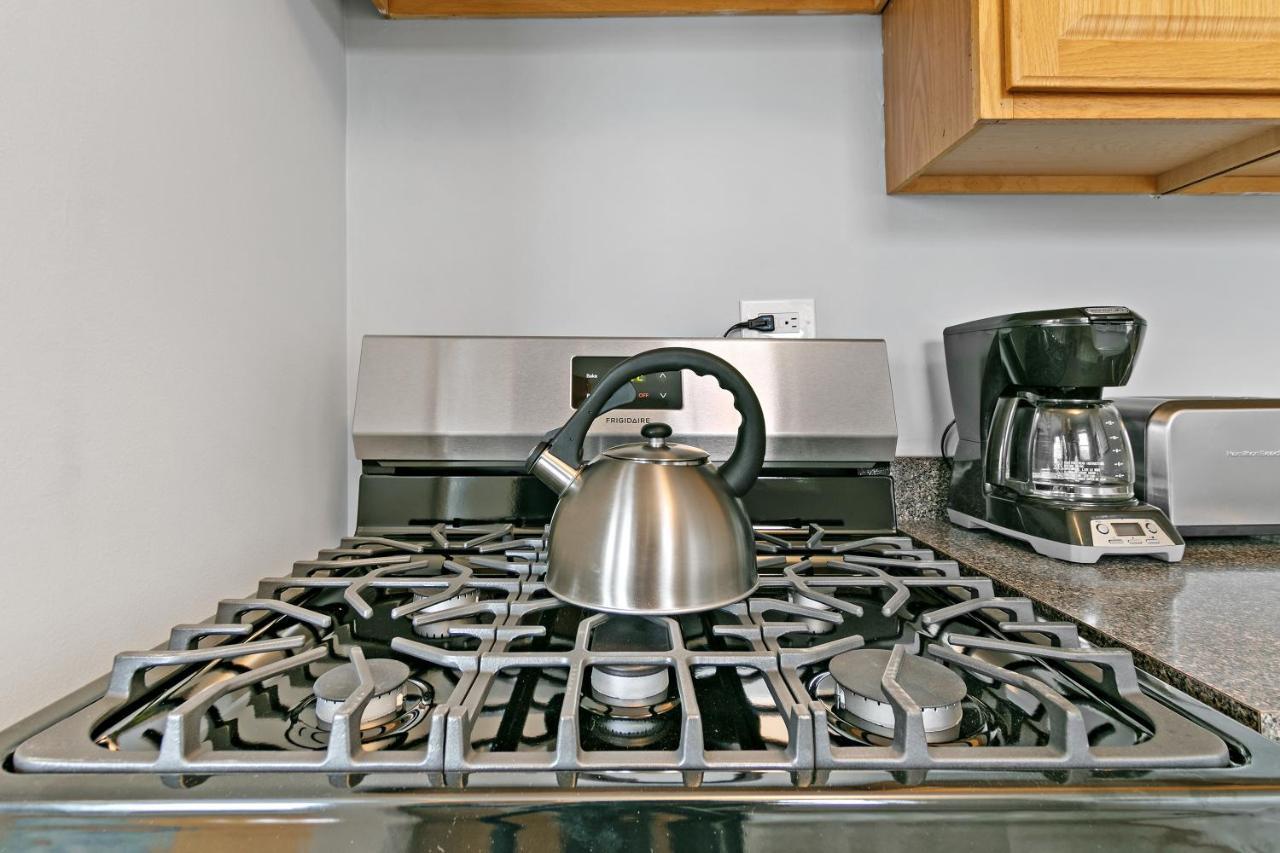 Bright Spacious Apt, Comfy King Bed, 5 Location Chicago